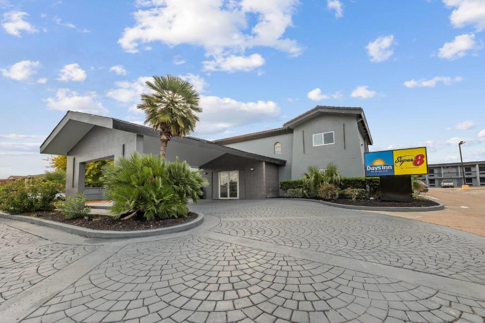Days Inn & Suites by Wyndham Texas City